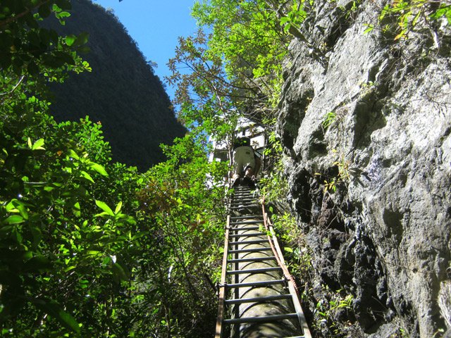 Ce passage est souvent fermé d'une porte métallique