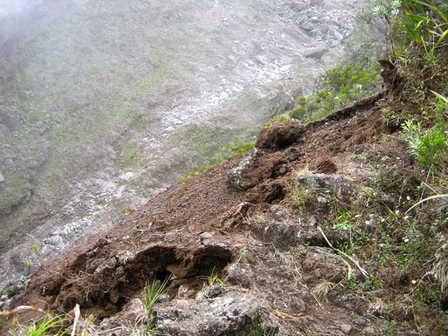 Le sentier, proche d'un récent éboulis, consolidé depuis