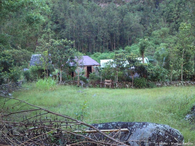 Arrivée au village de Roche Plate