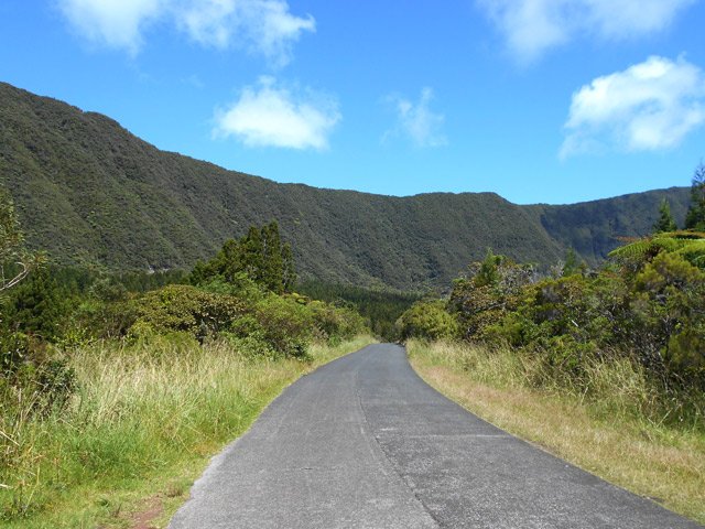 On aperçoit à une centaine de mètres de panneau du Piton Bébour
