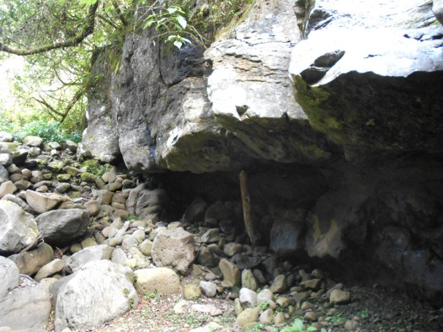 Une grotte de cascade à 10 mètres du sentier