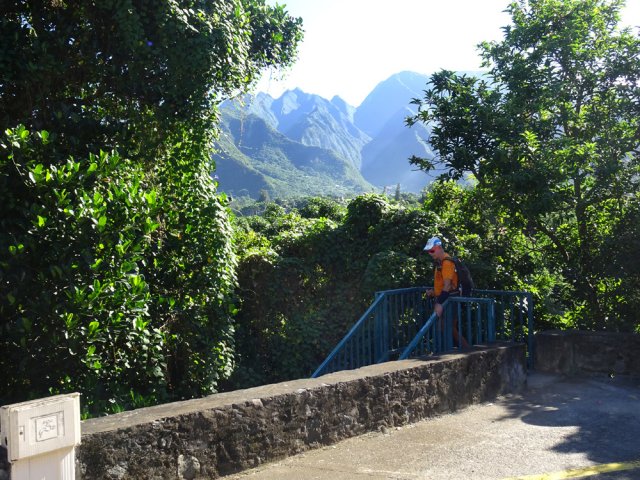 L'escalier bleu menant aux berges du Bras Long