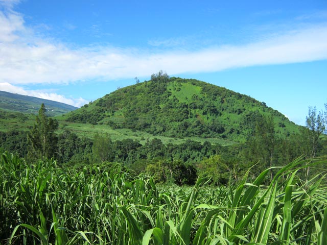 Le Piton Lambert ou de Langevin, visible tout au long de la descente