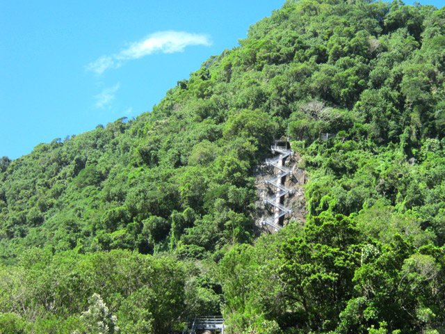 Le long escalier qui rejoint le tuyau à très haute pression de l'usine hydroelectrique