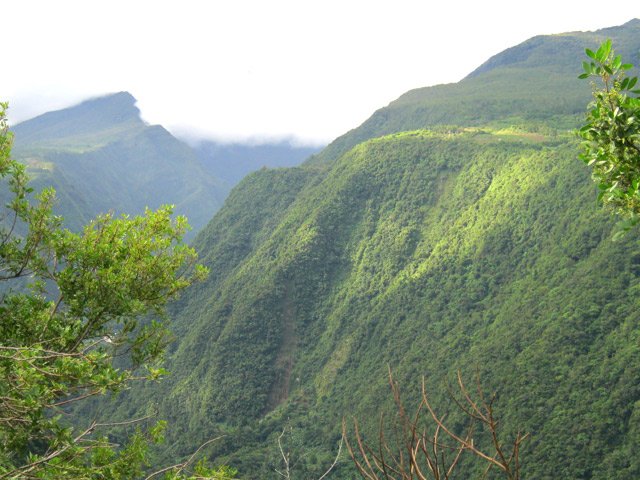On s'approche parfois assez près du rempart pour voir la vallée et le rempart d 'en face