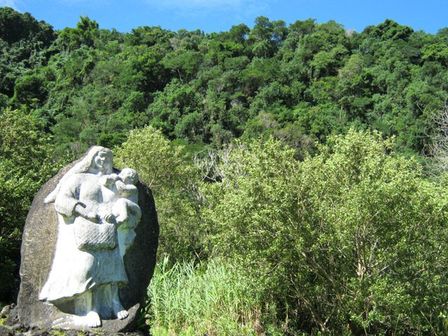 Le monument sur la droite de la route