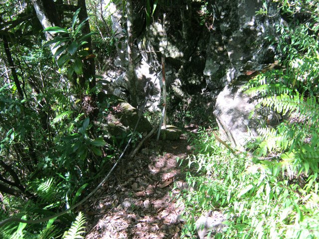 Un lacet un peu raide pourvu de câbles de maintien