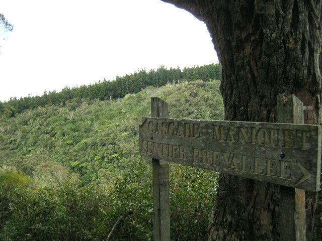 Dans la montée, cette pancarte montre le début du sentier marron