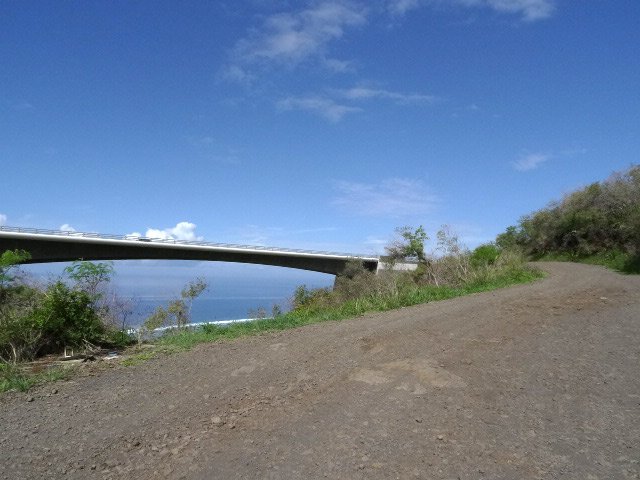 La large piste au départ de la boucle (attention aux ordures !)