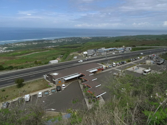 Une vue originale de la station Total depuis le haut du rempart qui la protège