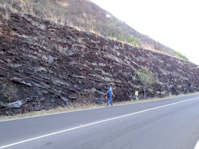 On distingue les couches alternées de gratons et de basaltes d'anciennes coulées