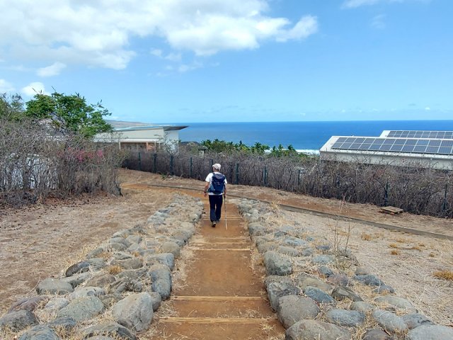 En arrivant aux écoles, le sentier est très fréquenté