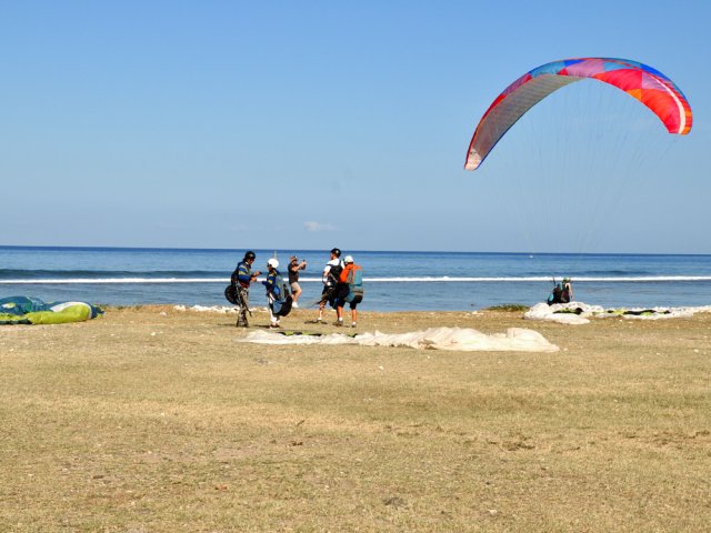 Rejoindre la mer en traversant prudemment l'aire d'atterrissage des parapentes