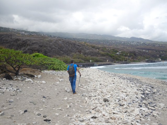 Le dernier cyclone a rendu plus difficile la marche sur la plage