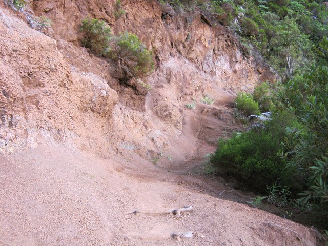 Un passage glissant qui s’effrite facilement
