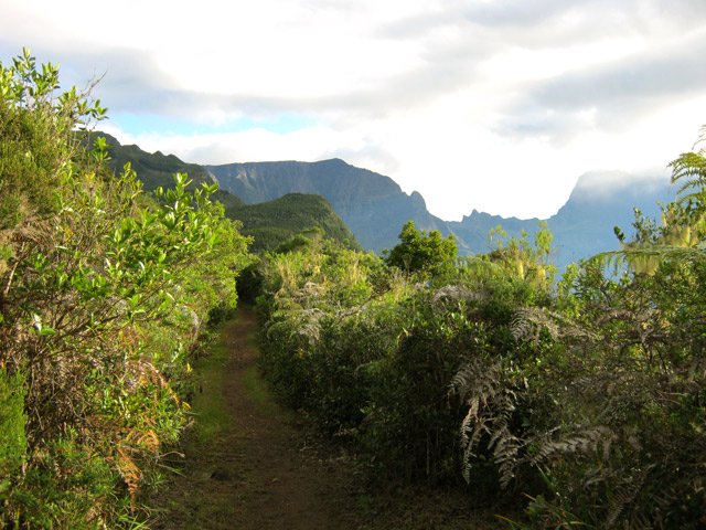 Sentier agréable avec vues sur Cilaos