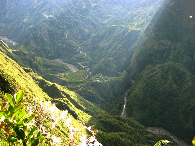 On domine la vallée du Bras de Cilaos, l'Îlet Haute et le Pavillon