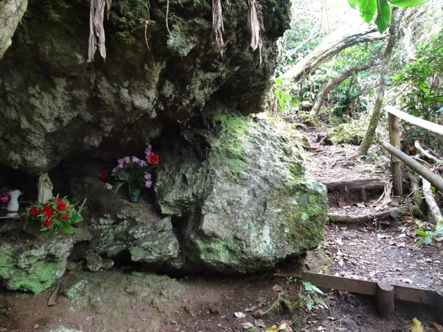 Un oratoire dans une grotte en fin de montée