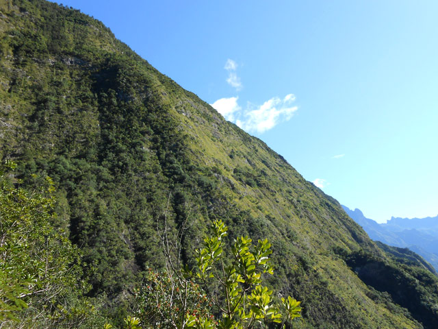 Forte pente au-dessus du sentier pour atteindre la Fenêtre des Makes