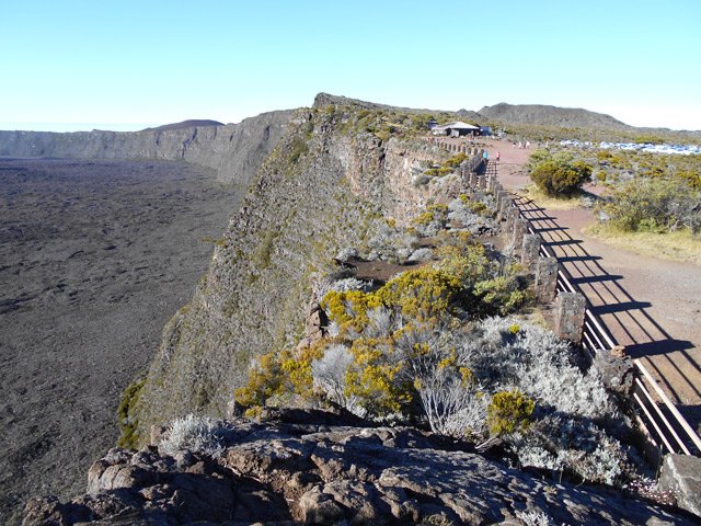 Le long belvédère du Pas de Bellecombe pour profiter des premiers panoramas