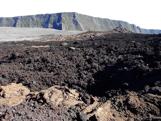 Coulée après coulée, l'enclos se remplit doucement