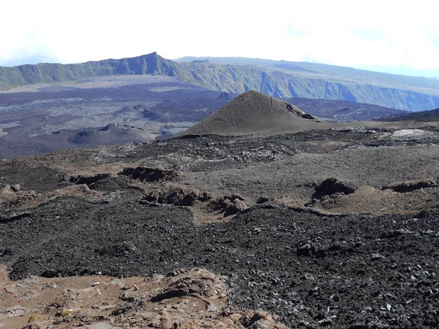 La plongée vers les Grandes pentes à partir du Nez Coupé de Sainte-Rose