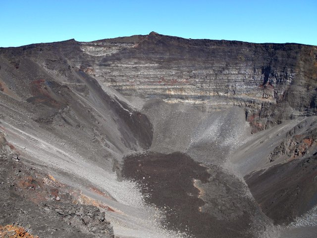 Le cratère Dolomieu après le grand effondrement de 2007