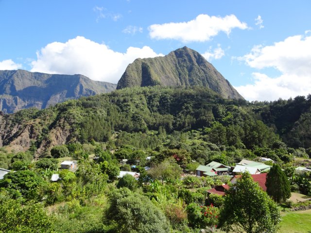 L'Îlet à Malheur dans la verdure et les fleurs avec le Piton Cabris à l'horizon