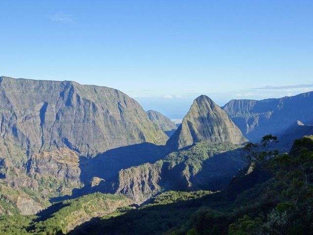 Nombreux panoramas sur le Port et le Piton Cabris