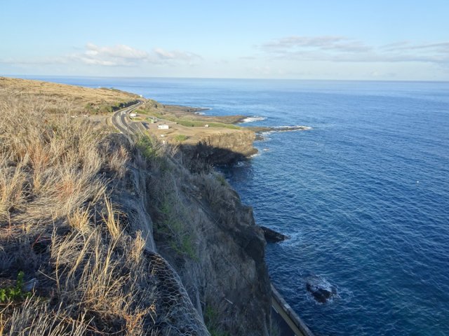 La petite ravine bétonnée passe au plus près du rempart