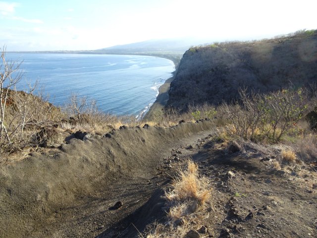 Entamer une forte descente, toujours dans la ravine