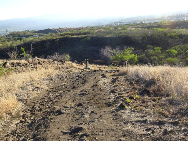 La barrière de la piste venant des viaducs face à la vallée de la Ravine Fleurimont