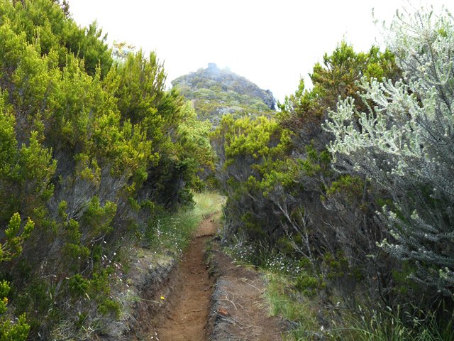 Le promontoire au-dessus des Trous Blancs approche