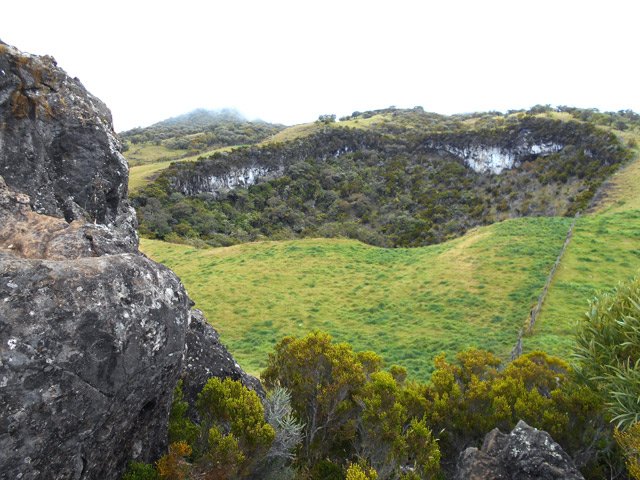 Le trou isolé dans une prairie fermée de barbelés