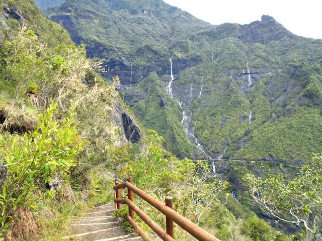 Forte montée au départ avec vues sur la cascade Pitsa