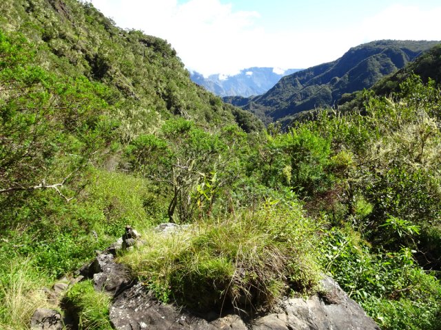 Depuis le bord du plateau, on voit le cirque et le chemin parcouru