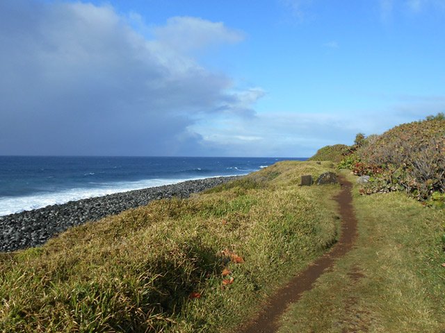 Très agréable sentier à ras les flots