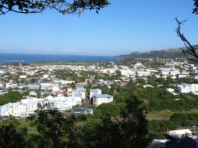 Un petit sentier mène à un point de vue sur la ville vers la Petite Île