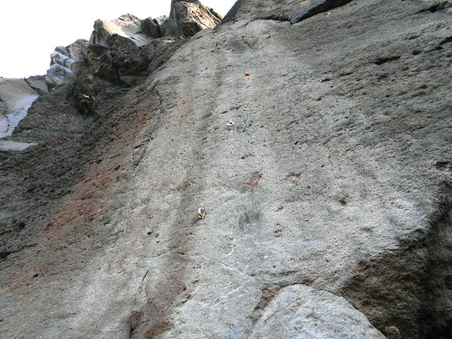 Itinéraire beaucoup plus court mais plus sportif vers la haut de la falaise