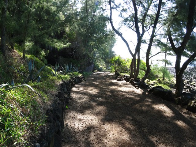 La piste, entre falaise et galets