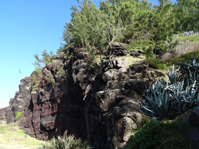 La haute falaise au-dessus de la Caverne des Hirondelles