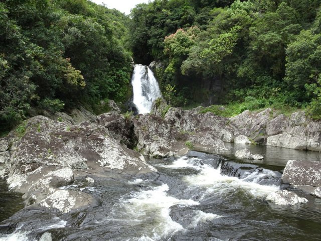 L'arrivée au Bassin Pilon dans un univers de roches basaltiques