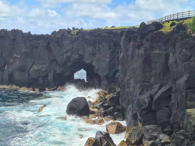 Le belvédère du Cap Méchant vu depuis le sentier de bord