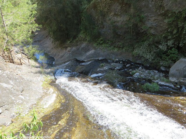 Une partie de la cascade et du sentier qui longe en rive gauche
