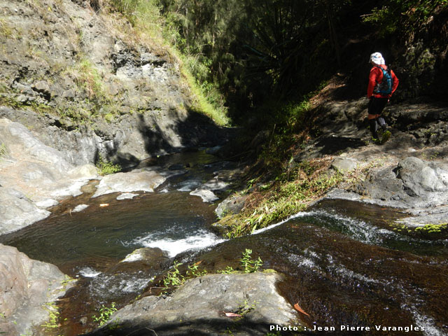 Un autre petit bassin agréable et frais où l'on traverse le cours d'eau