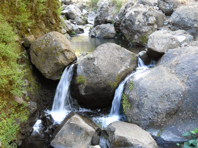 Partout, le bruit de l'eau accompagne le marcheur