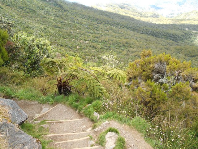 Sentier sur marches et terre, agréable et jamais difficile
