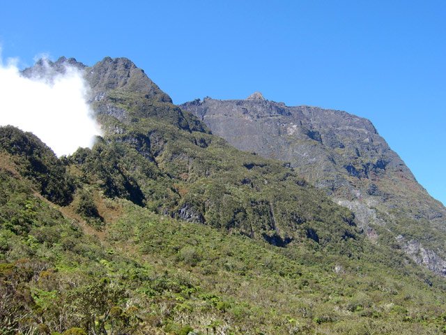Les nuages restent sur Salazie le long des flancs du Gros Morne
