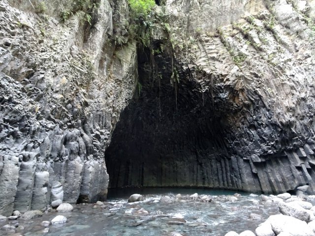 Cette grande cavité marque le début des gorges