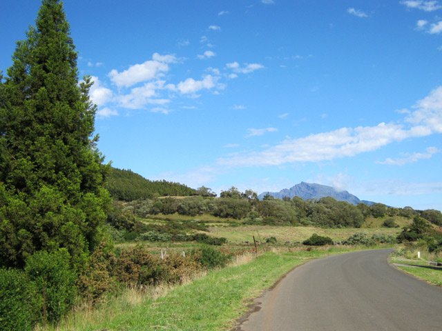 Très agréable petite route entre les prairies avec vues sur le Piton des Neiges